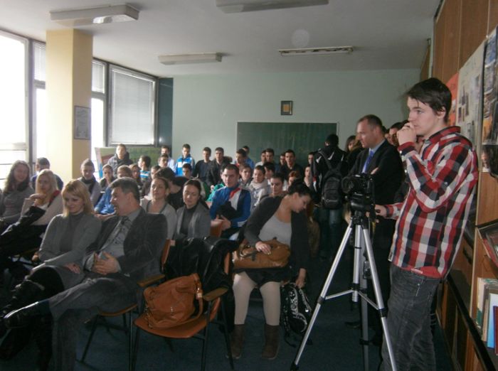 Gimnazija ˝Meša Selimović˝ obilježila Dan nezavisnosti slika1