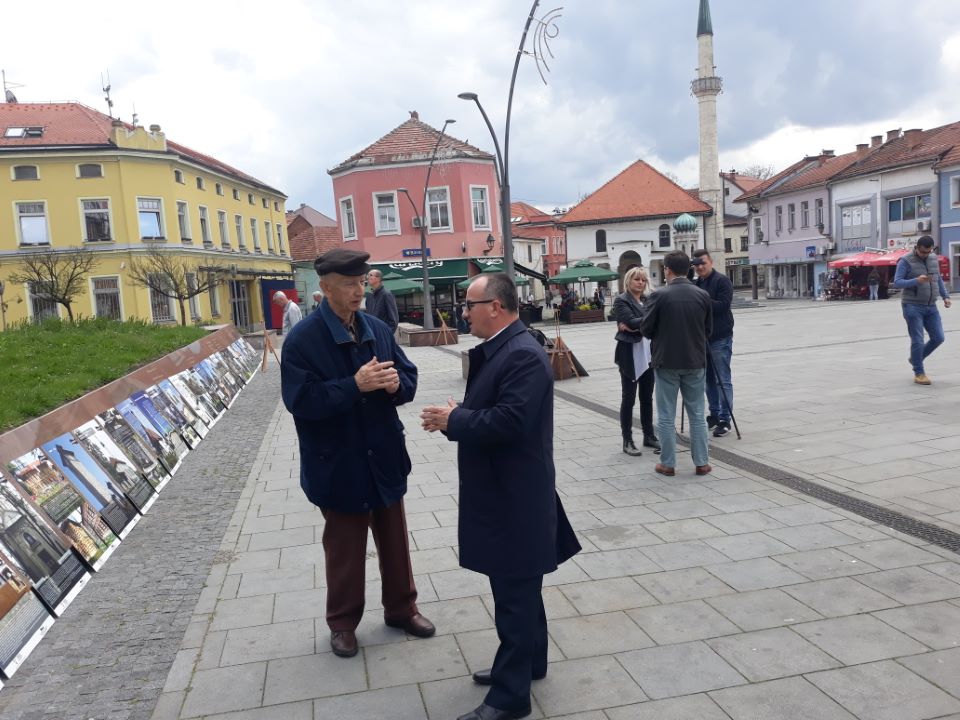 Izložba o nacionalnim spomenicima postavljena na Trgu slobode u Tuzli trg1