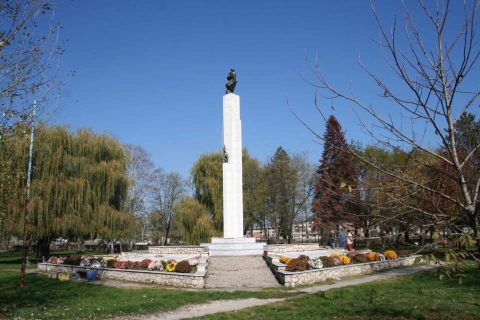 Centralna Spomen-kosturnica poginulim učesnicima NOR-a u Lukavcu, historijski spomenik slika 1