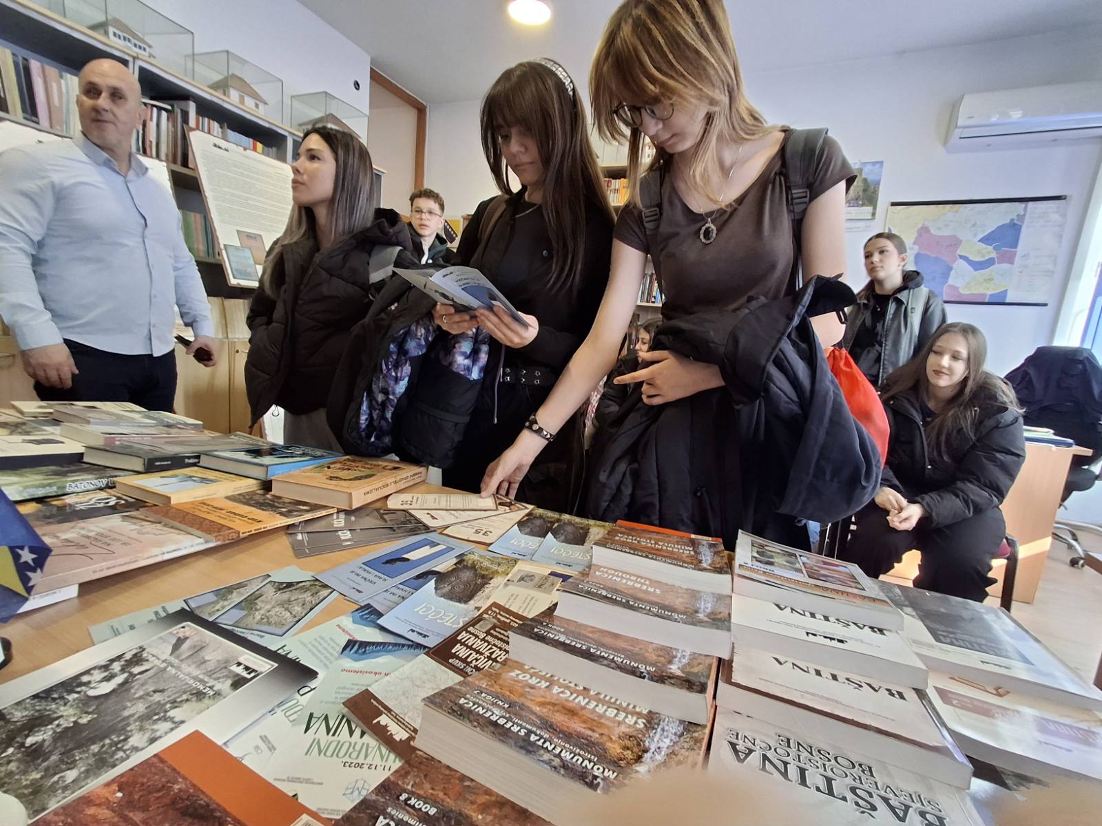 Povodom Dana nezavisnosti upriličena izložba “Iz izdavačke djelatnosti Zavoda”